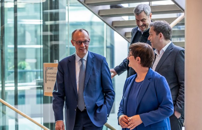 Stehen für den Koalitionsvertrag: die Parteichefs Friedrich Merz (CDU), Saskia Esken (SPD), Markus Söder (CSU, hinten) und Lars Klingbeil (SPD).<span class='image-autor'>Foto: dpa/Michael Kappeler</span>