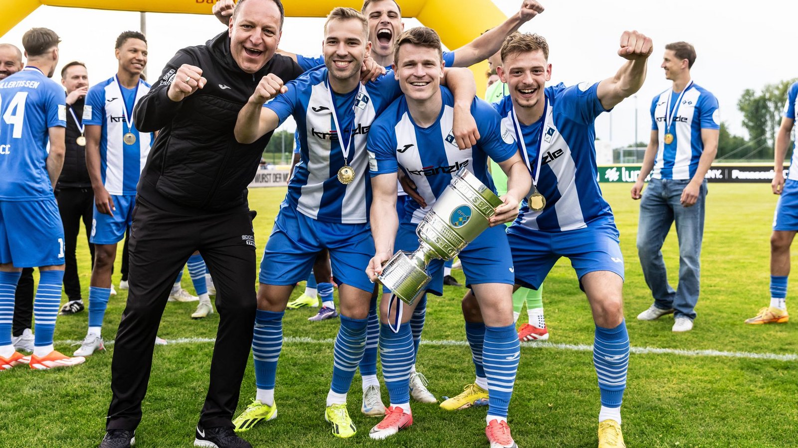 Holger Bachthaler jubelt beim Gewinn des Bayrischen Verbandspokals 2025 mit dem FV Illertissen mit seinen Spielern, darunter Ex-Kickers-Stürmer Tobias Rühle (2. v. re.).Foto: IMAGO/Lucca Fundel
