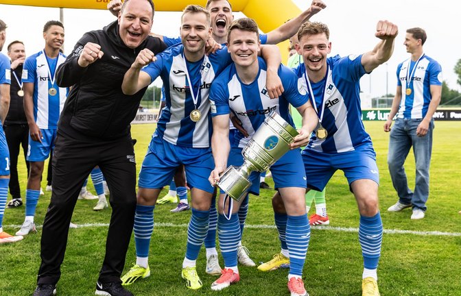 Holger Bachthaler jubelt beim Gewinn des Bayrischen Verbandspokals 2025 mit dem FV Illertissen mit seinen Spielern, darunter Ex-Kickers-Stürmer Tobias Rühle (2. v. re.).<span class='image-autor'>Foto: IMAGO/Lucca Fundel</span>