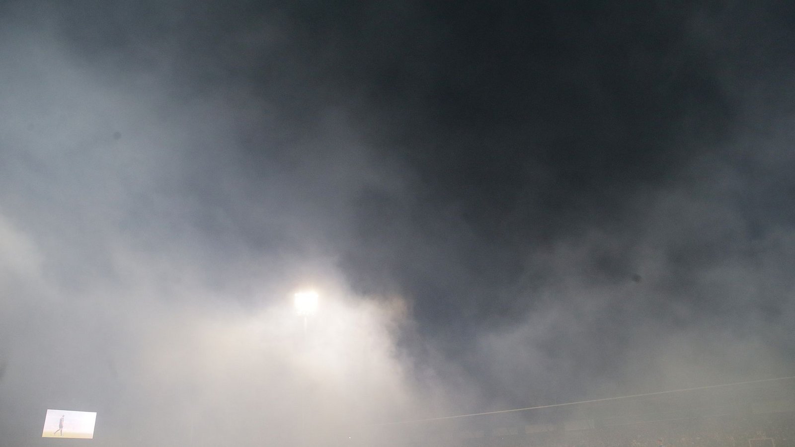 Aufgrund der Rauchschwaden verzögerte sich der Wiederanpfiff zur zweiten Halbzeit.Foto: Pressefoto Baumann/Hansjürgen Britsch
