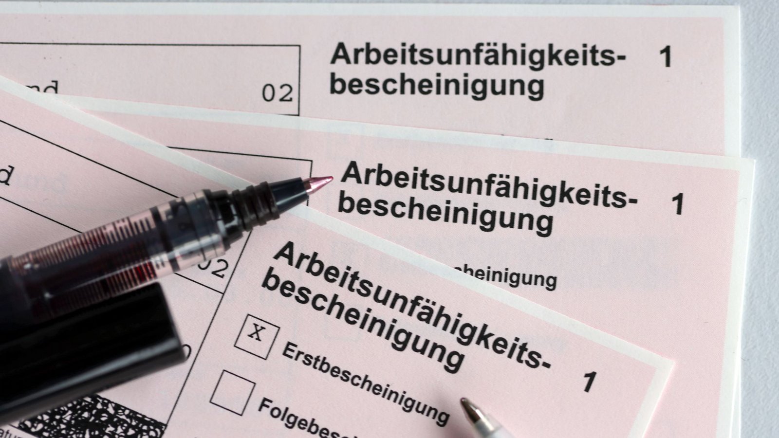 Bei leichten Erkrankungen kann die Krankschreibung nun wieder telefonisch erfolgen.Foto: dpa/Jens Büttner Bei leichten Erkrankungen kann die Krankschreibung nun wieder telefonisch erfolgen.Foto: dpa/Jens Büttner
