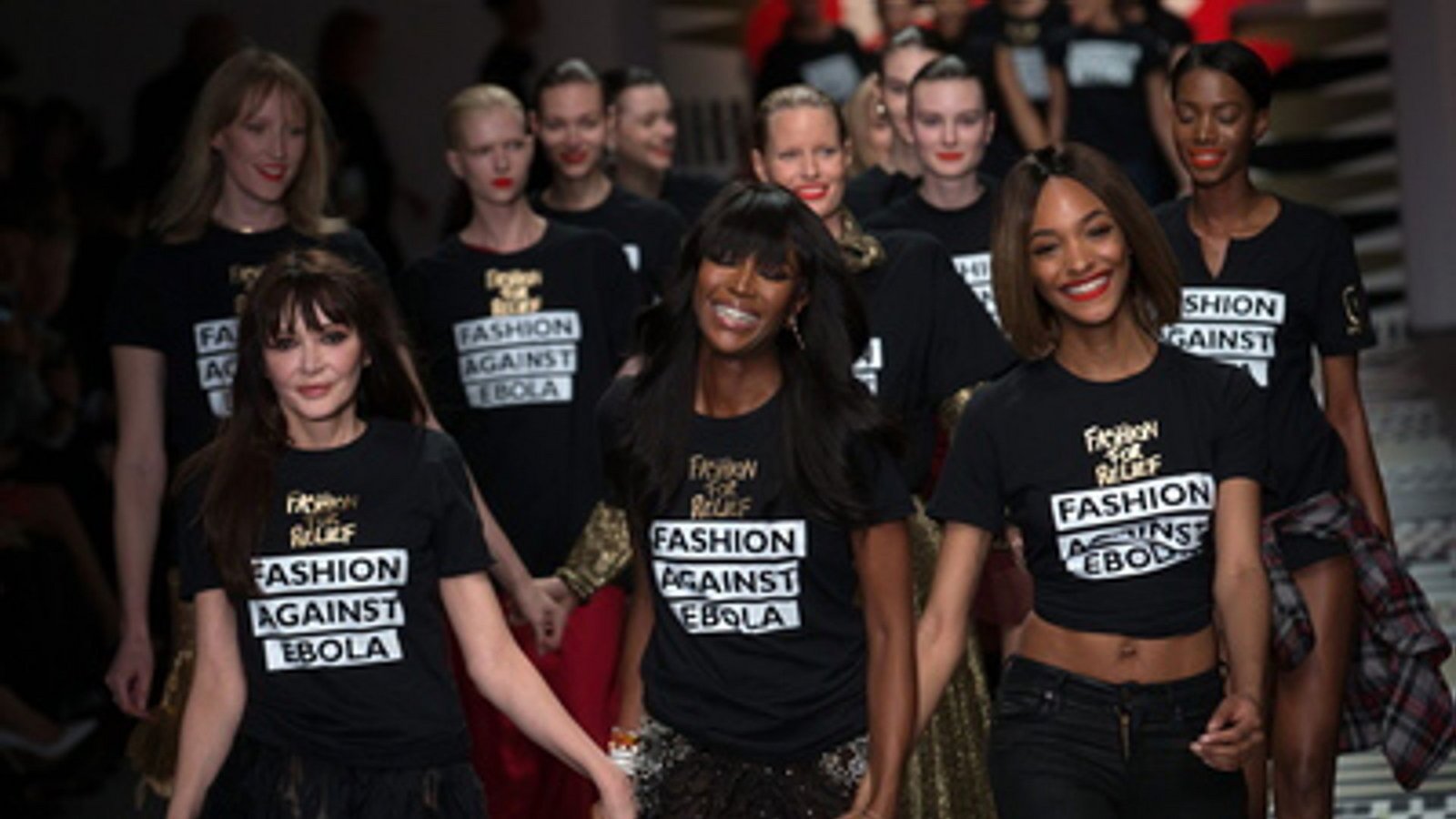 Campbell engagiert sich für wohltätige Zwecke und gründete 2005 die gemeinnützige Organisation Fashion For Relief, um mit Hilfe von Modeshows Geld für die Opfer des Hurrikans Katrina, des japanischen Tsunamis und der Ebola-Epidemie in ganz Westafrika zu sammelnFoto: dpa
