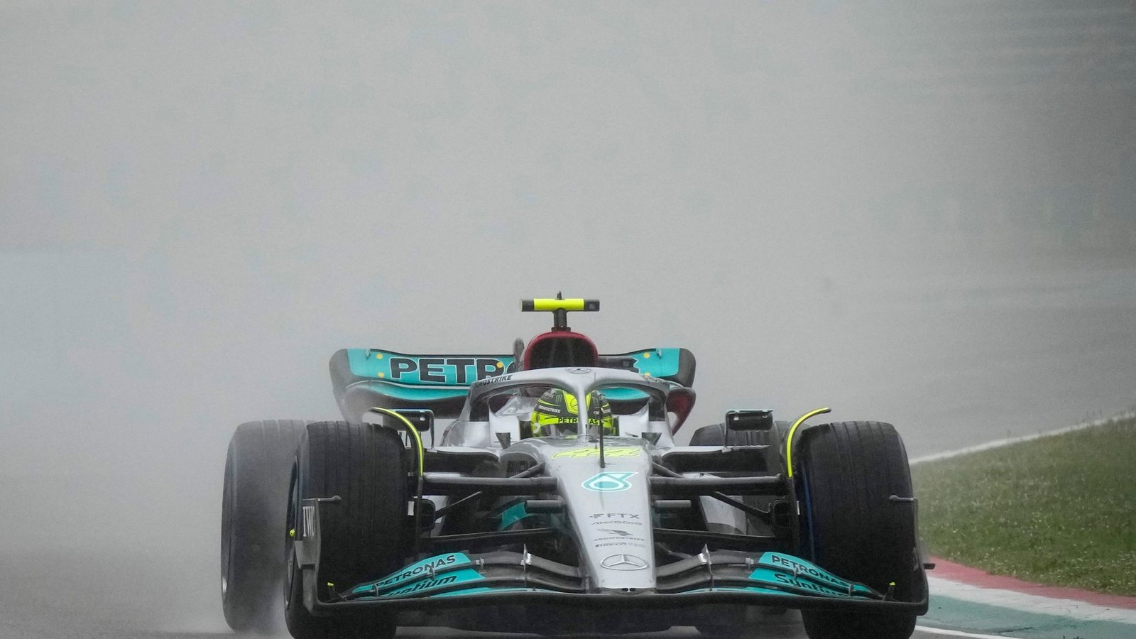 Verpasste bereits zum zweiten Mal in diesem Jahr die Top Ten in einer Qualifikation: Lewis Hamilton.Foto: Luca Bruno/AP/dpa