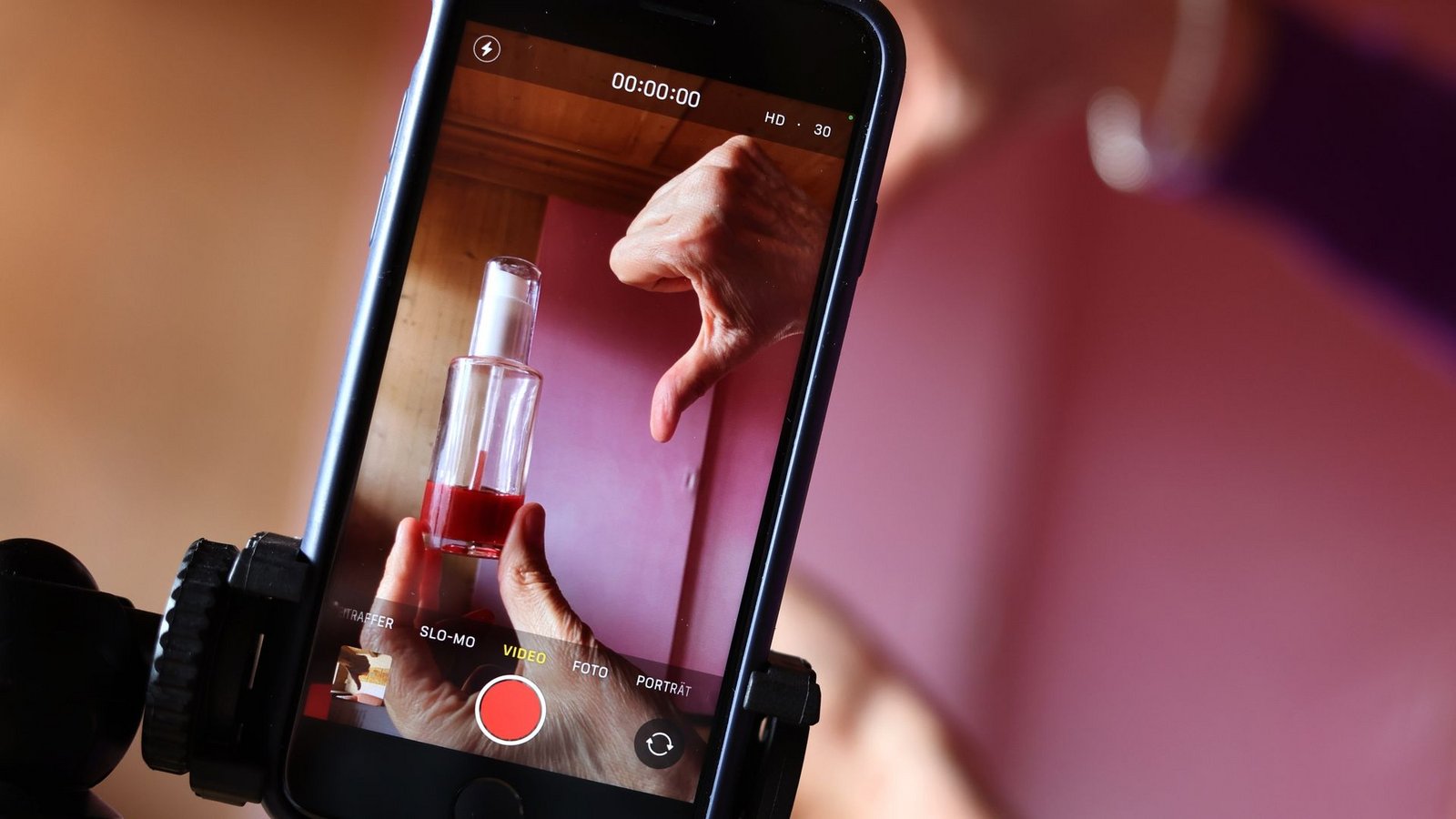 Produkttipps auf Instagram oder Tiktok sind oft bezahlte Werbung. "Deinfluencer" raten aktiv vom Kauf ab, wenn sie nicht von der Qualität überzeugt sind.Foto: Karl-Josef Hildenbrand/dpa