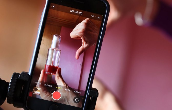 Produkttipps auf Instagram oder Tiktok sind oft bezahlte Werbung. "Deinfluencer" raten aktiv vom Kauf ab, wenn sie nicht von der Qualität überzeugt sind.<span class='image-autor'>Foto: Karl-Josef Hildenbrand/dpa</span>