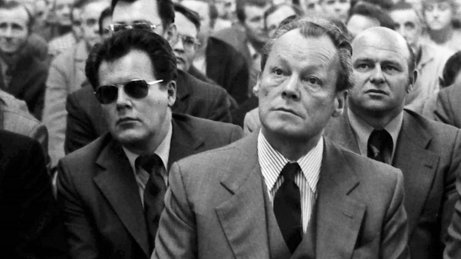 Bundeskanzler Willy Brandt vorn, links dahinter mit Sonnenbrille sein persönlicher Referent Günter GuillaumeFoto: ZDF/Imago