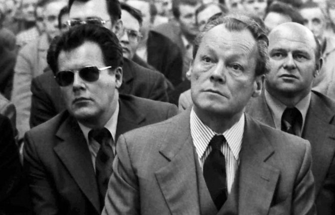 Bundeskanzler Willy Brandt vorn, links dahinter mit Sonnenbrille sein persönlicher Referent Günter Guillaume<span class='image-autor'>Foto: ZDF/Imago</span>