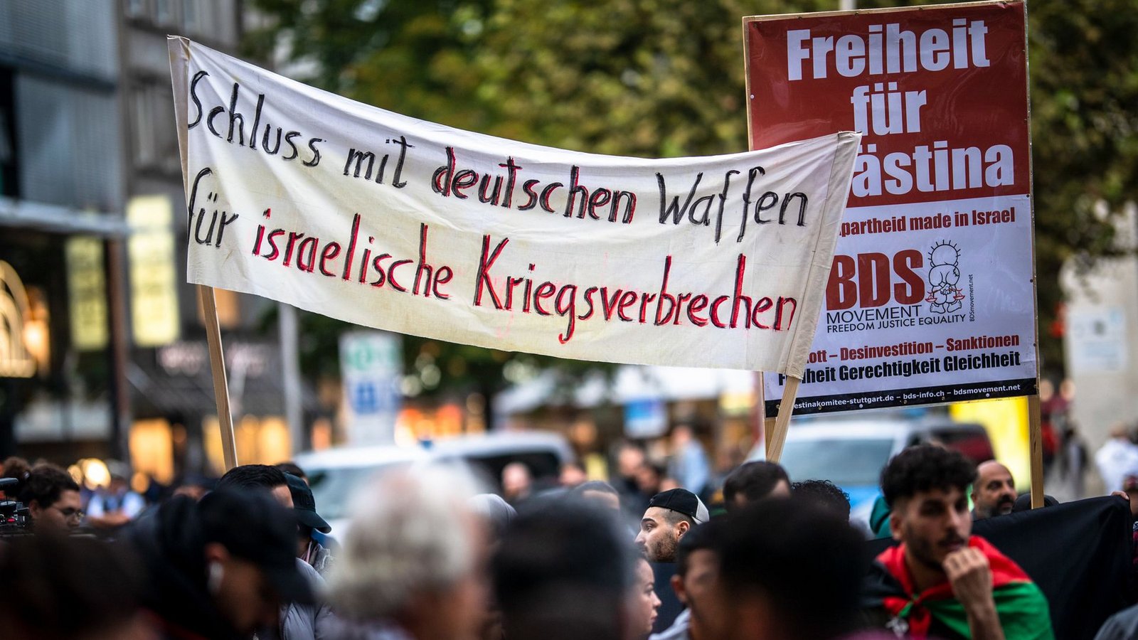 Pro-palästinensische Demonstration in Stuttgart nach dem Angriff der Hamas-Terroristen auf IsraelFoto: dpa/Christoph Schmidt Pro-palästinensische Demonstration in Stuttgart nach dem Angriff der Hamas-Terroristen auf IsraelFoto: dpa/Christoph Schmidt