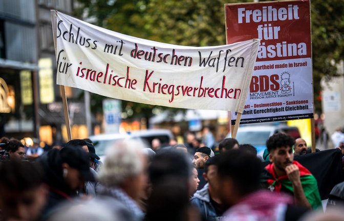 Pro-palästinensische Demonstration in Stuttgart nach dem Angriff der Hamas-Terroristen auf Israel<span class='image-autor'>Foto: dpa/Christoph Schmidt</span>