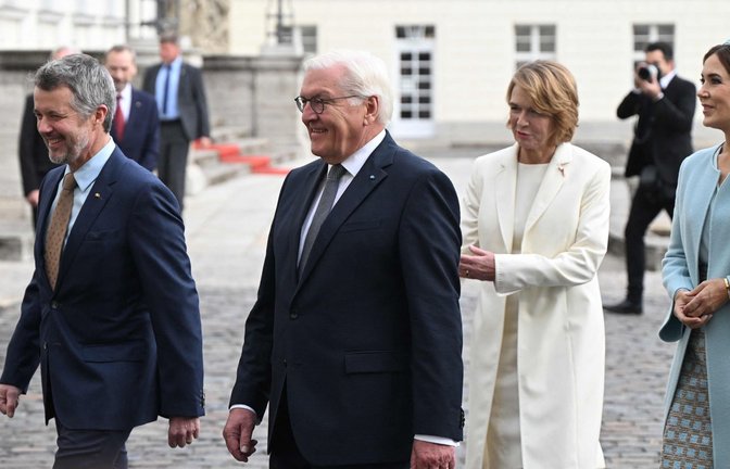 Bundespräsident Frank-Walter Steinmeier und seine Frau  Elke Buedenbender treffen mit  König von Dänemark, Frederik X.,  und  Königin Mary Elizabeth in Berlin ein.<span class='image-autor'>Foto: AFP/RALF HIRSCHBERGER</span>