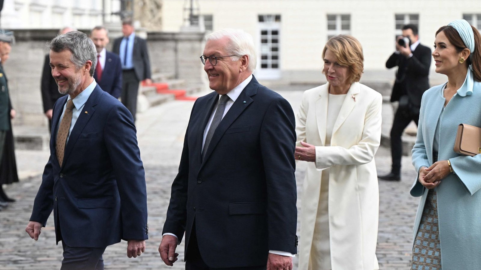 Bundespräsident Frank-Walter Steinmeier und seine Frau  Elke Buedenbender treffen mit  König von Dänemark, Frederik X.,  und  Königin Mary Elizabeth in Berlin ein.Foto: AFP/RALF HIRSCHBERGER