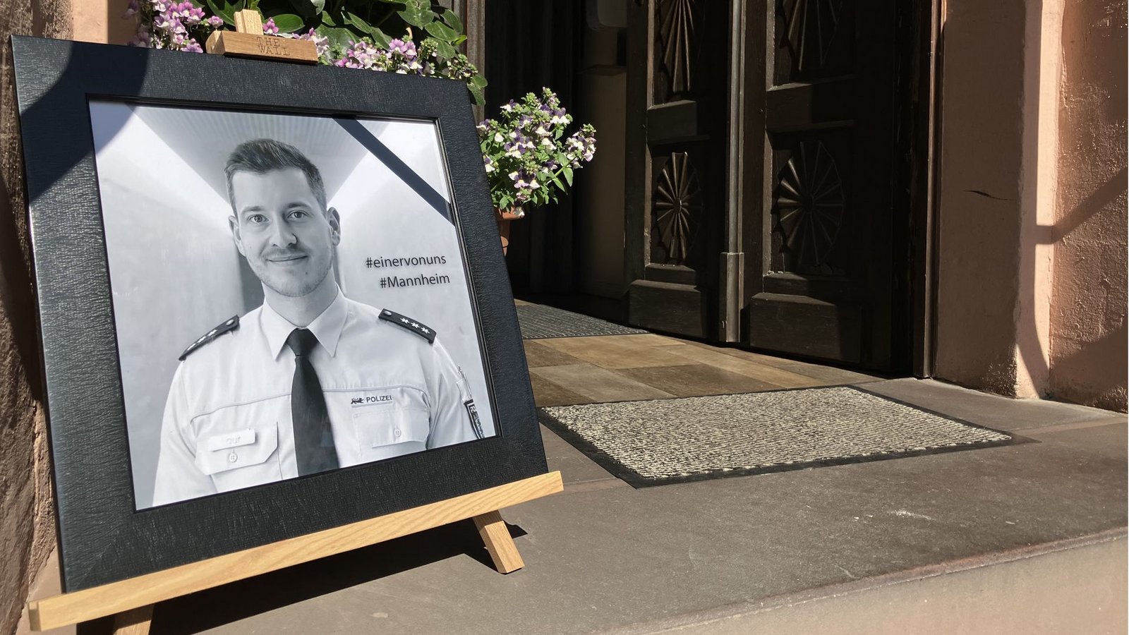 In einem Restaurant in der Kleinstadt steht am Eingang das Bild des bei einem Messerangriff getöteten Polizisten.Foto: Florian Dürr