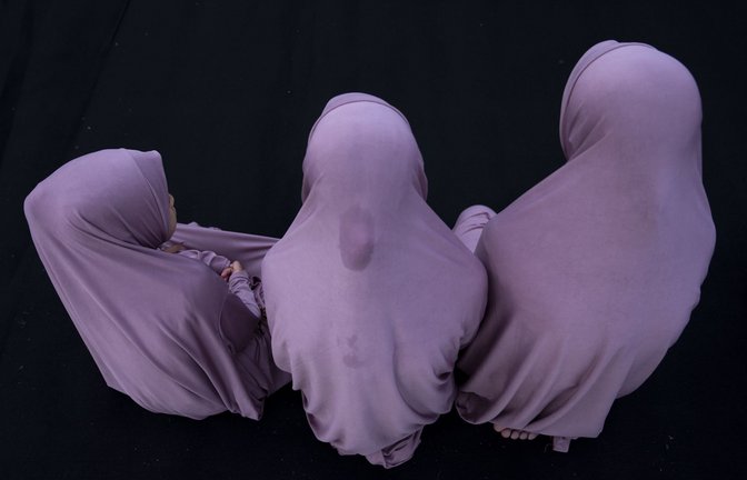 Muslimische Mädchen besuchen das Gebet zu Eid al-Fitr in einem Park in der  Stadt Jaffa nahe  Tel Aviv. Muslime auf der ganzen Welt feiern das Fest des Fastenbrechens Eid al-Fitr. Das Fest markiert das Ende des heiligen Fastenmonats Ramadan.<span class='image-autor'>Foto: AP/dpa/Oded Balilty</span>