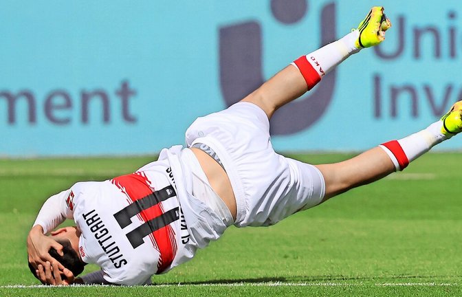 Bilal El Khannouss geht im Spiel gegen Hoffenheim zu Boden – steht kurze Zeit später aber wieder auf.<span class='image-autor'>Foto: Baumann</span>