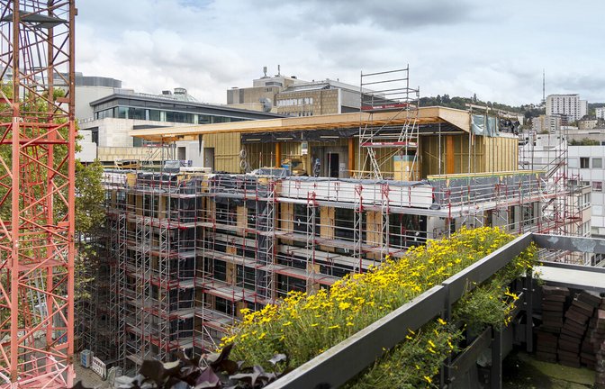 Der neue Tourismus-Tempel am Marktplatz erhält eine Holzfassade. Eröffnet werden könnte bis Mai 2025.<span class='image-autor'>Foto: Lichtgut/Leif Piechowski</span>