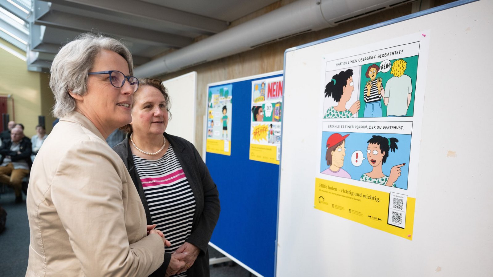 Kerstin Claus (links) und Theresa Schopper schauen ein Plakat gegen sexualisierte Gewalt an.Foto: dpa/Marijan Murat Kerstin Claus (links) und Theresa Schopper schauen ein Plakat gegen sexualisierte Gewalt an.Foto: dpa/Marijan Murat