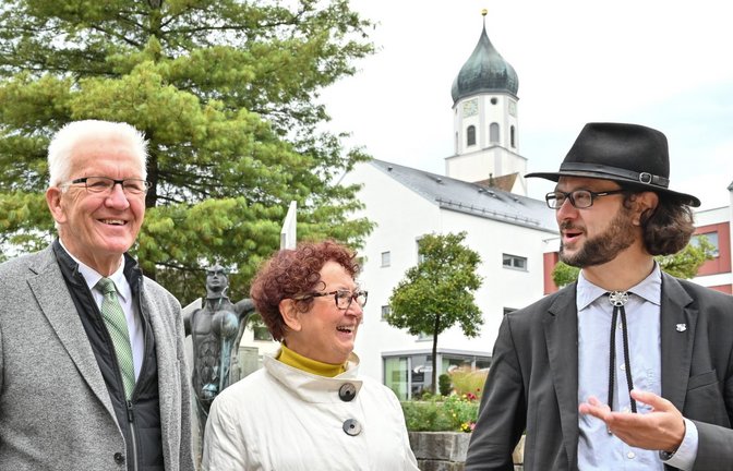 Johannes Kretschmann (rechts) mit seinen Eltern, Baden-Württembergs Ministerpräsident Winfried Kretschmann und dessen Frau Gerlinde<span class='image-autor'>Foto: dpa/Felix Kästle</span>