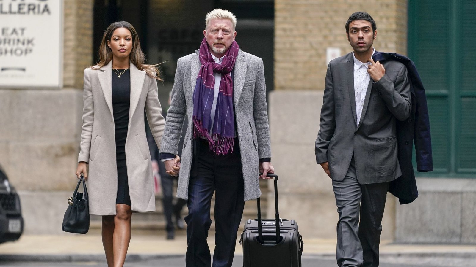 Boris Becker, seine Lebensgefährtin Lilian De Carvalho Monteiro und sein Sohn Noah Becker im April 2022 auf dem Weg zum Southwark Crown Court. In London wurde dem ehemaligen Tennisprofi wegen Insolvenzdelikten der Prozess gemacht.Foto: dpa/Alberto Pezzali Boris Becker, seine Lebensgefährtin Lilian De Carvalho Monteiro und sein Sohn Noah Becker im April 2022 auf dem Weg zum Southwark Crown Court. In London wurde dem ehemaligen Tennisprofi wegen Insolvenzdelikten der Prozess gemacht.Foto: dpa/Alberto Pezzali