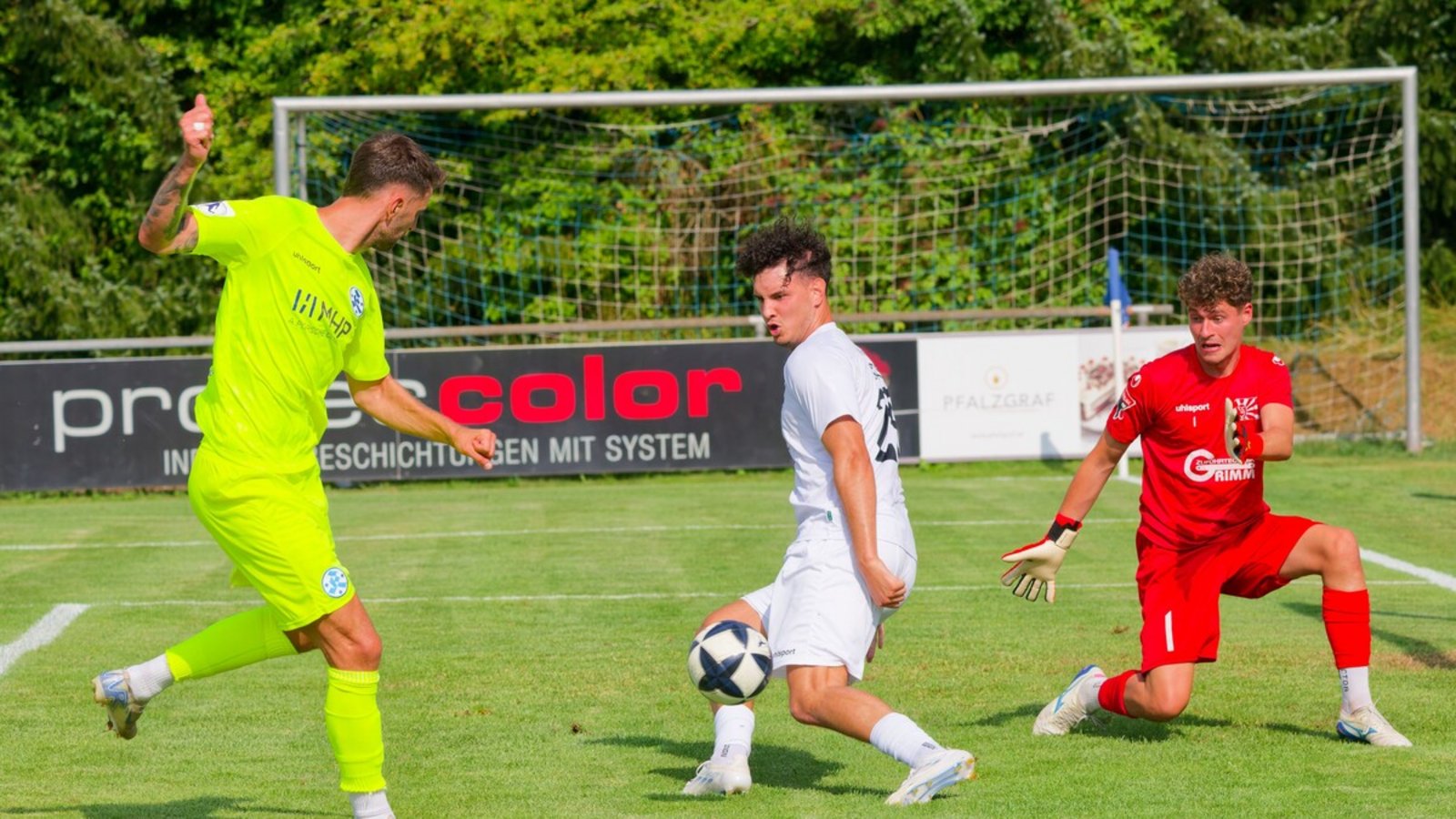 Der neue Kickers-Mittelstürmer Dejan Bozic trifft gegen den Oberligisten FC 08 Villingen zum 3:0-Endstand.Foto: Erwin Wasserbauer Der neue Kickers-Mittelstürmer Dejan Bozic trifft gegen den Oberligisten FC 08 Villingen zum 3:0-Endstand.Foto: Erwin Wasserbauer