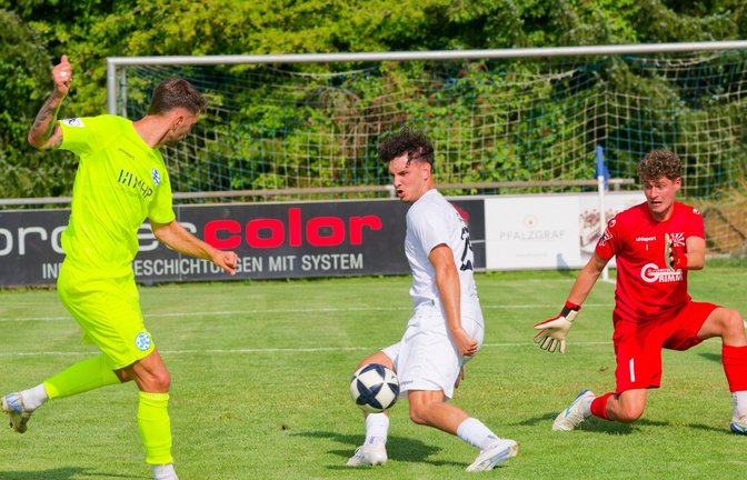 Der neue Kickers-Mittelstürmer Dejan Bozic trifft gegen den Oberligisten FC 08 Villingen zum 3:0-Endstand.<span class='image-autor'>Foto: Erwin Wasserbauer</span>