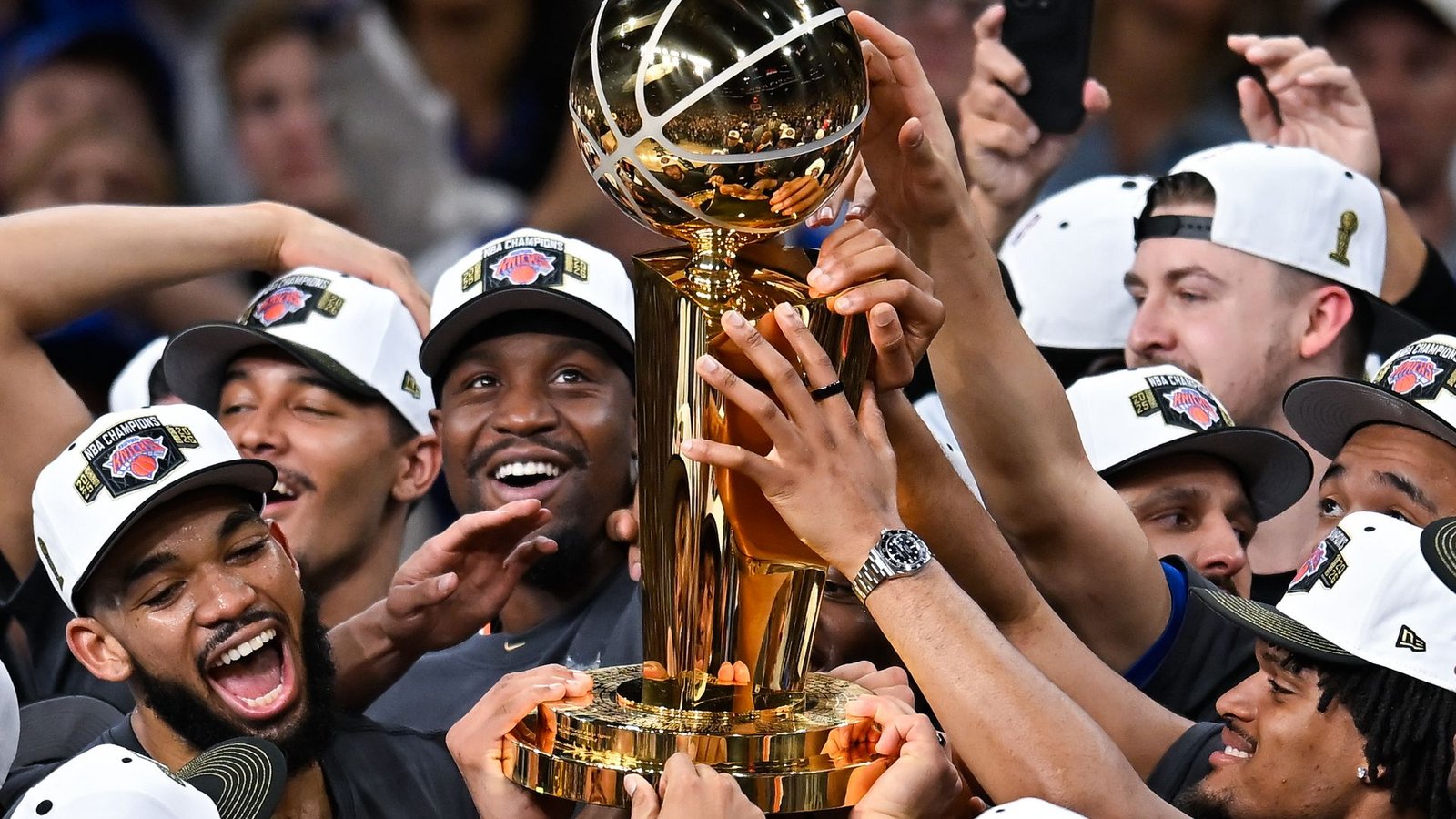 Die New York Knicks feiern mit der Larry-O'Brien-Meisterschaftstrophäe den NBA-Titel. Nun besuchen sie das Weiße Haus. (Archivbild)Foto: Darren Abate/AP photo/dpa Die New York Knicks feiern mit der Larry-O'Brien-Meisterschaftstrophäe den NBA-Titel. Nun besuchen sie das Weiße Haus. (Archivbild)Foto: Darren Abate/AP photo/dpa
