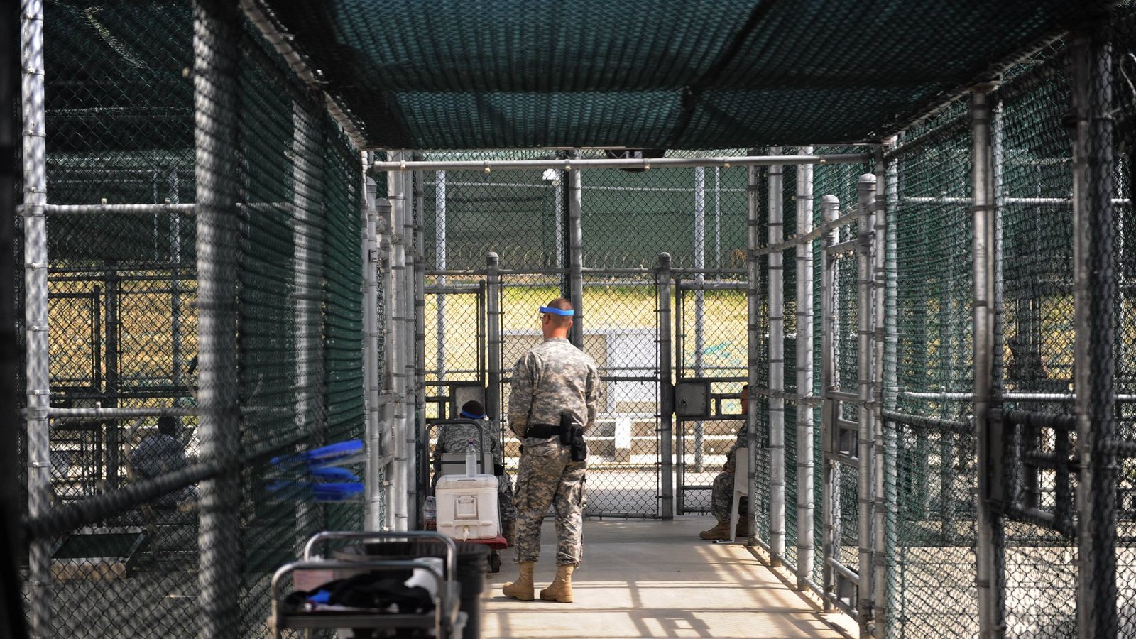 Ein Wachmann bewacht Gefangene im Trainingsbereich des Gefangenenlagers Camp 5 auf dem US-Marinestützpunkt Guantanamo Bay (Archivfoto).Foto: imago stock&people/imago stock&people Ein Wachmann bewacht Gefangene im Trainingsbereich des Gefangenenlagers Camp 5 auf dem US-Marinestützpunkt Guantanamo Bay (Archivfoto).Foto: imago stock&people/imago stock&people