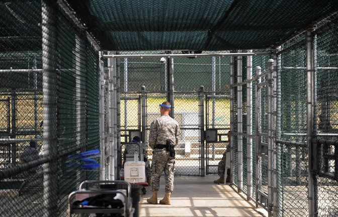 Ein Wachmann bewacht Gefangene im Trainingsbereich des Gefangenenlagers Camp 5 auf dem US-Marinestützpunkt Guantanamo Bay (Archivfoto).<span class='image-autor'>Foto: imago stock&people/imago stock&people</span>