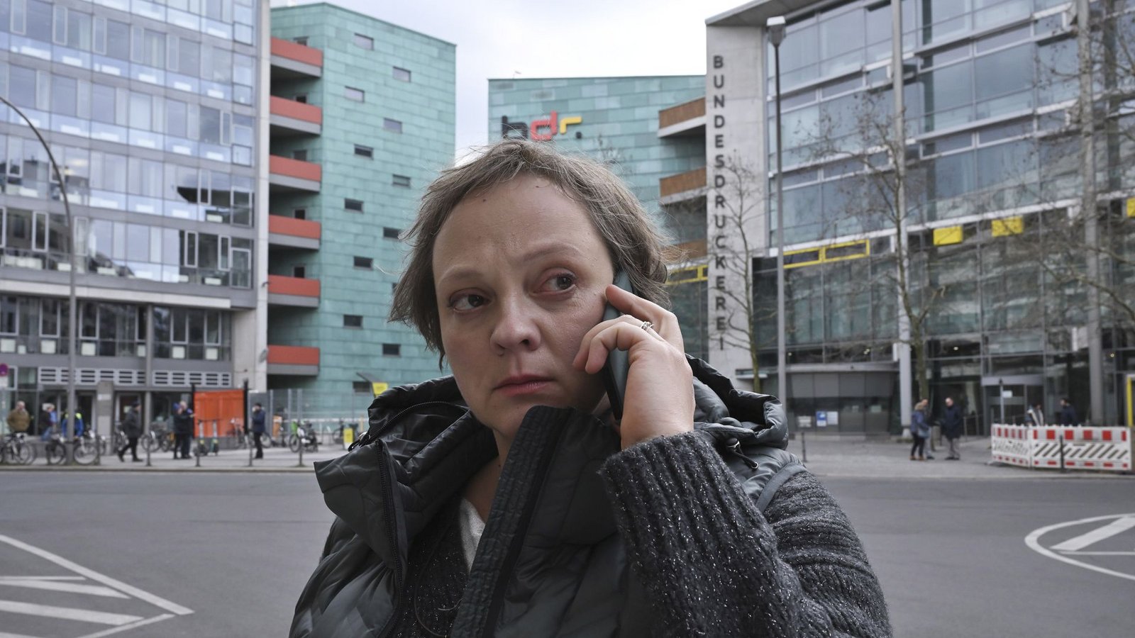 Außerdem konzentrieren Karow und Bonard sich bei ihren Ermittlungen auf die BDR-Sicherheitsmitarbeiterin Annika Haupt (Annett Sawallisch), die eine Beziehung mit dem toten Lieferdienstfahrer hatte.Foto: rbb/Schiwago/Hardy Spitz Außerdem konzentrieren Karow und Bonard sich bei ihren Ermittlungen auf die BDR-Sicherheitsmitarbeiterin Annika Haupt (Annett Sawallisch), die eine Beziehung mit dem toten Lieferdienstfahrer hatte.Foto: rbb/Schiwago/Hardy Spitz
