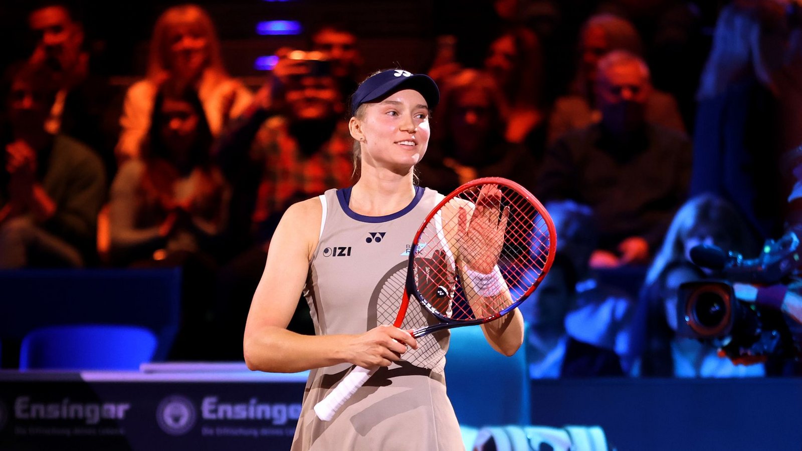 Die Favoritin Elena Rybakina gewinnt den Porsche Tennis Grand Prix. Im Endspiel bezwingt sie die Überraschungsfinalistin Karolina Muchova in zwei Sätzen.Foto: Baumann/Leonie Keppler