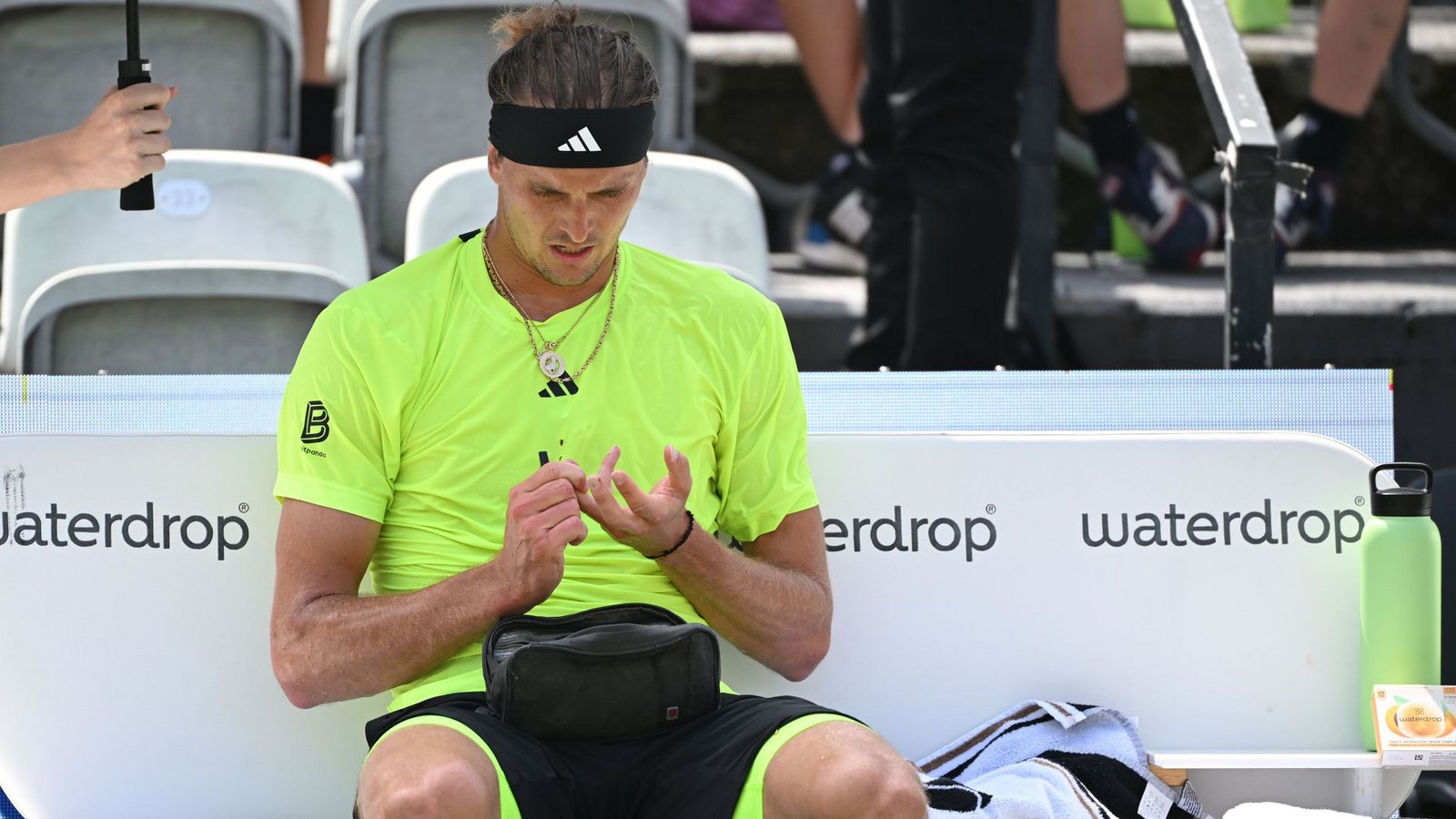 Regelmäßig überprüft Alexander Zverev während seiner Tennis-Matches seinen Blutzucker-Wert. (Archivbild)Foto: Marijan Murat/dpa