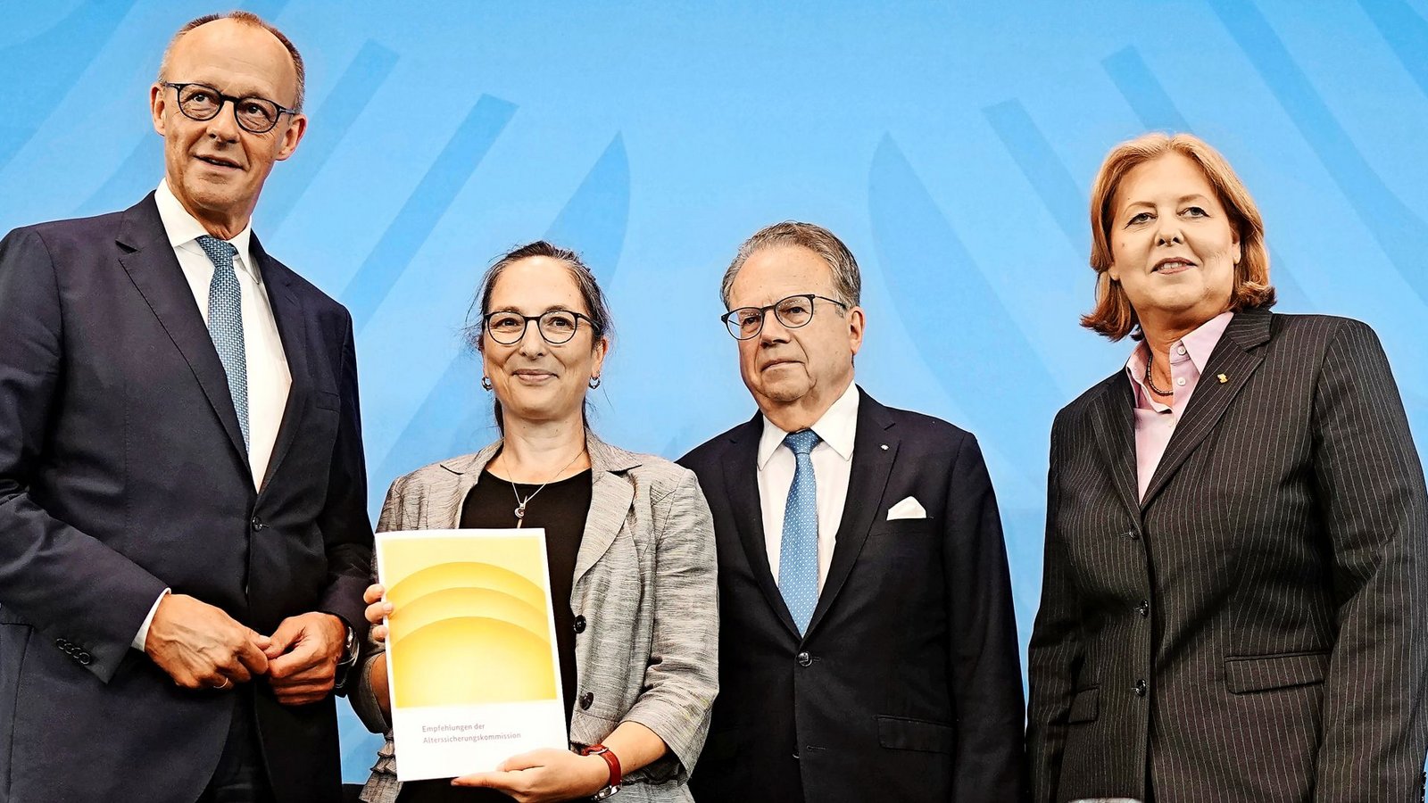 Die Vorsitzenden der Kommission, Constanze Janda (2.v.l) und Frank-Jürgen Weise (2.v.r), übergeben den rund 80-seitigen Bericht der Alterssicherungskommission an Bundeskanzler Friedrich Merz (CDU) und Arbeitsministerin Bärbel Bas (SPD).Foto: Kay Nietfeld/dpa Die Vorsitzenden der Kommission, Constanze Janda (2.v.l) und Frank-Jürgen Weise (2.v.r), übergeben den rund 80-seitigen Bericht der Alterssicherungskommission an Bundeskanzler Friedrich Merz (CDU) und Arbeitsministerin Bärbel Bas (SPD).Foto: Kay Nietfeld/dpa