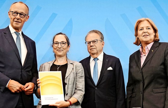 Die Vorsitzenden der Kommission, Constanze Janda (2.v.l) und Frank-Jürgen Weise (2.v.r), übergeben den rund 80-seitigen Bericht der Alterssicherungskommission  an Bundeskanzler Friedrich Merz (CDU) und Arbeitsministerin Bärbel Bas (SPD).<span class='image-autor'>Foto: Kay Nietfeld/dpa</span>