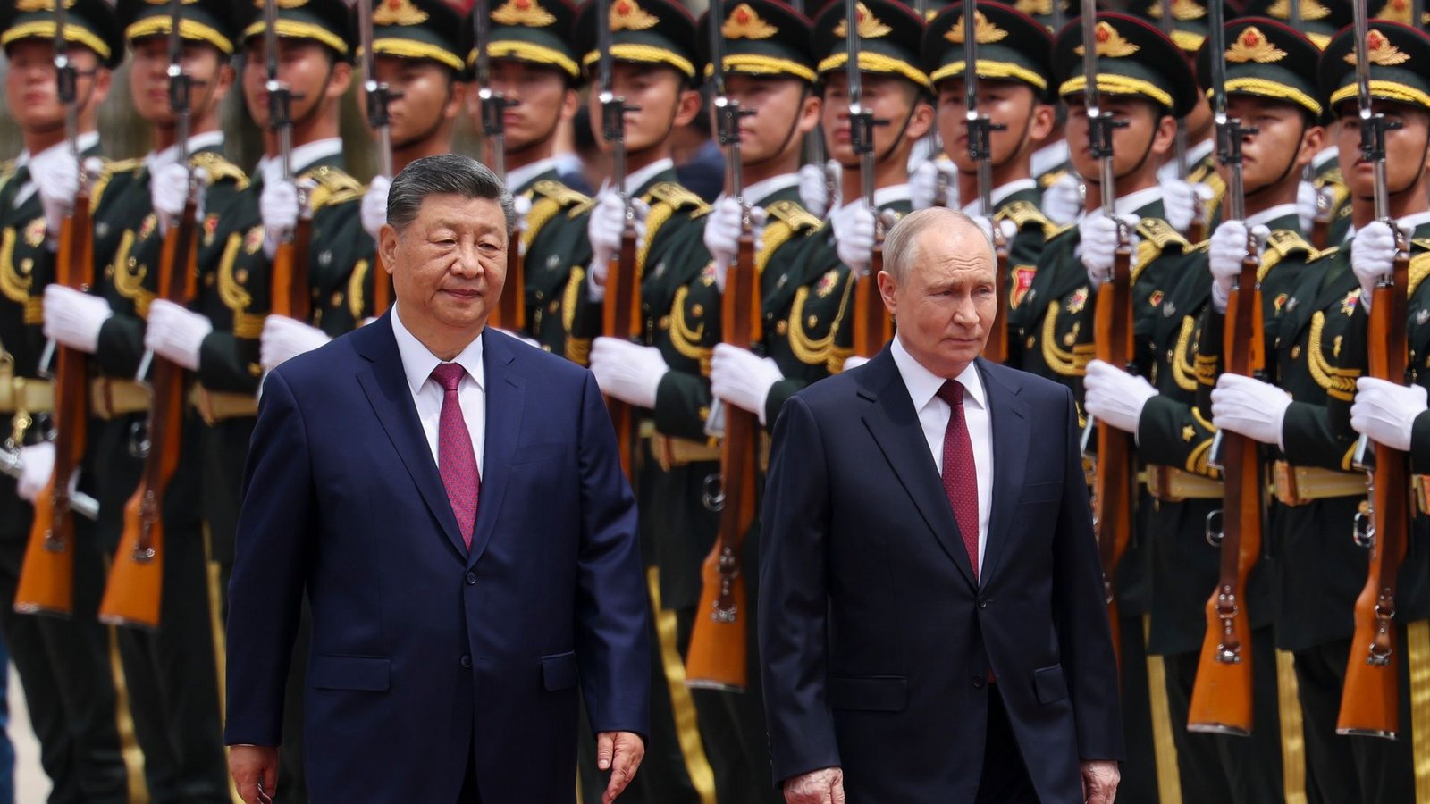 Der russische Präsident Wladimir Putin (r) und der chinesische Präsident Xi Jinping inspizieren eine Ehrengarde während einer Begrüßungszeremonie an der Großen Halle des Volkes in Peking.Foto: Maxim Shemetov/Pool Reuters/AP/dpa Der russische Präsident Wladimir Putin (r) und der chinesische Präsident Xi Jinping inspizieren eine Ehrengarde während einer Begrüßungszeremonie an der Großen Halle des Volkes in Peking.Foto: Maxim Shemetov/Pool Reuters/AP/dpa