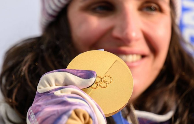 Wie lange hält die Goldmedaille von Frankreichs Biathlon-Olympiasiegerin Julia Simon.<span class='image-autor'>Foto: IMAGO/Bildbyran</span>
