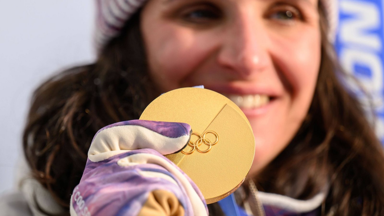 Wie lange hält die Goldmedaille von Frankreichs Biathlon-Olympiasiegerin Julia Simon.Foto: IMAGO/Bildbyran Wie lange hält die Goldmedaille von Frankreichs Biathlon-Olympiasiegerin Julia Simon.Foto: IMAGO/Bildbyran