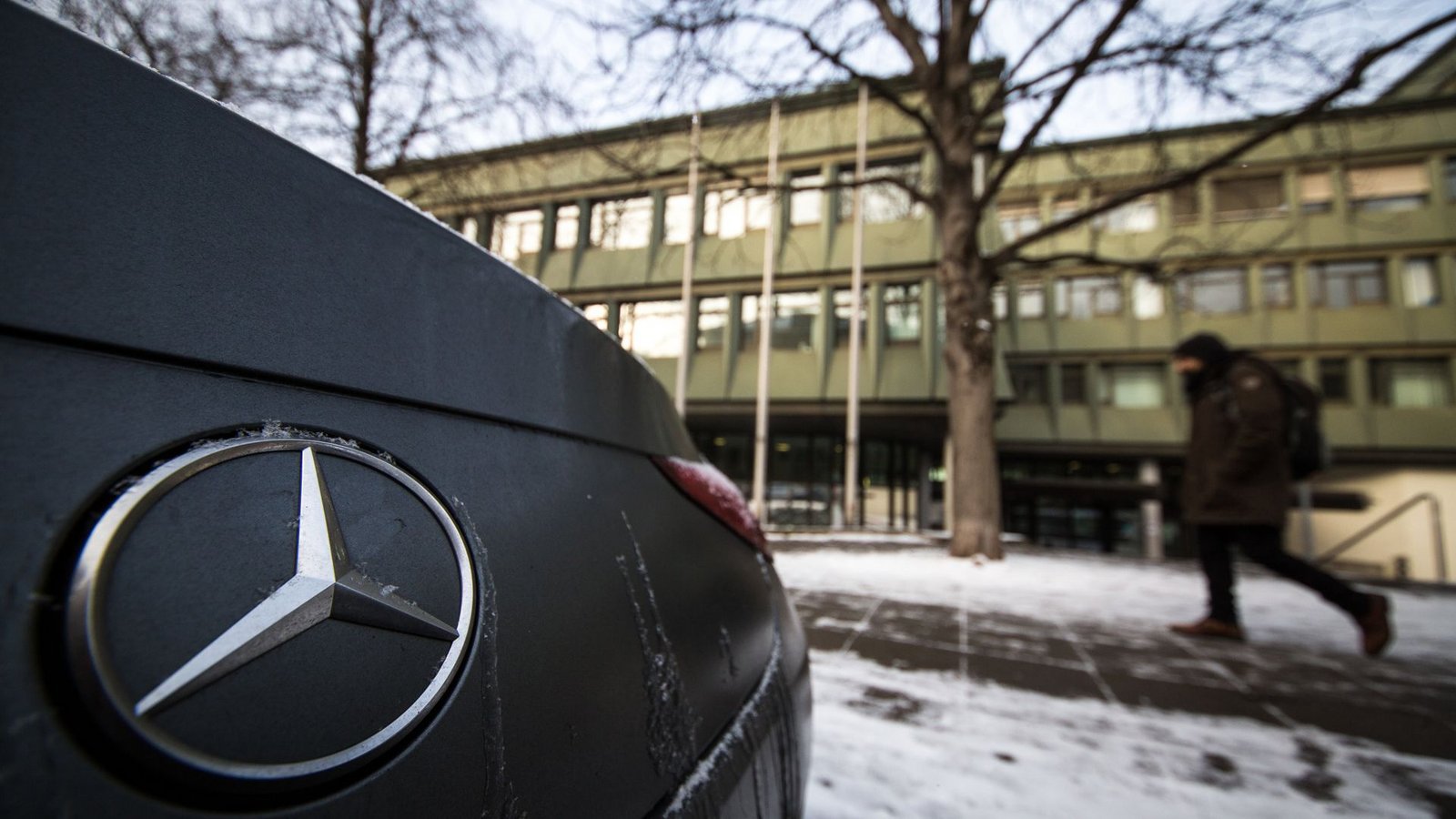 Im Vordergrund ein Mercedes, im Hintergrund das Oberlandesgericht Stuttgart – die juristische Aufarbeitung der Dieselaffäre dauert schon viele Jahre an.Foto: dpa/Christoph Schmidt