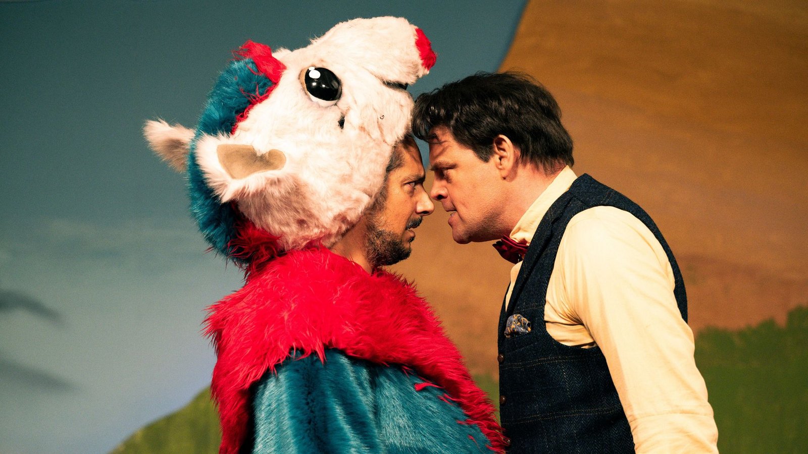 Schlagabtausch hinter den Kulissen. Der Puppenspieler Yassin Meret (Erkan Acar, li.) bietet dem Moderator Frank Anders (Max Giermann) die Stirn.Foto: WDR/BAVARIA FICTION/Martin Valen Schlagabtausch hinter den Kulissen. Der Puppenspieler Yassin Meret (Erkan Acar, li.) bietet dem Moderator Frank Anders (Max Giermann) die Stirn.Foto: WDR/BAVARIA FICTION/Martin Valen