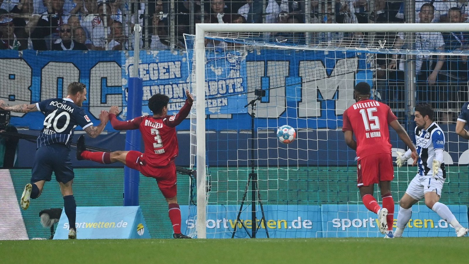 Sebastian Polter (links) köpft zum 1:0 für Bochum ein.Foto: IMAGO/Team 2/IMAGO/Maik Hölter/TEAM2sportphoto