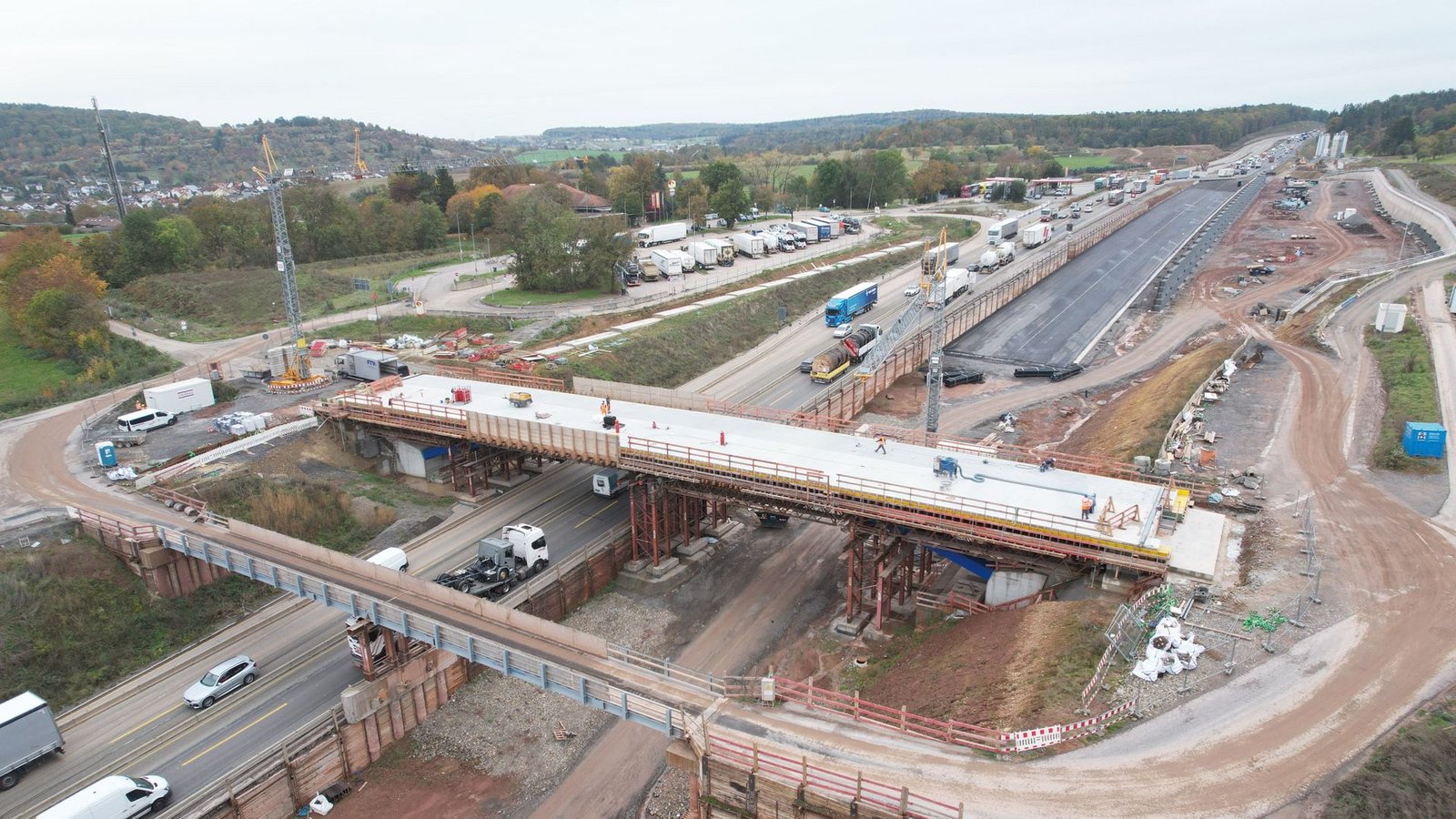 An der neuen Brücke „Sallenbuschweg“ über die A8 wird das Traggerüst zurückgebaut.Foto: Autobahn GmbH Niederlassung Südwest An der neuen Brücke „Sallenbuschweg“ über die A8 wird das Traggerüst zurückgebaut.Foto: Autobahn GmbH Niederlassung Südwest