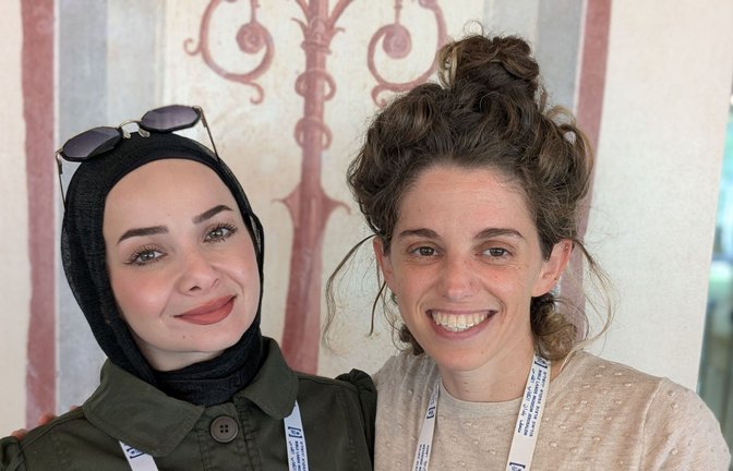 Die palästinensische Projektbetreuerin Yasmeen Zahayka (li.) und ihre jüdische Kollegin Leah Paz.<span class='image-autor'>Foto: /Enghusen</span>