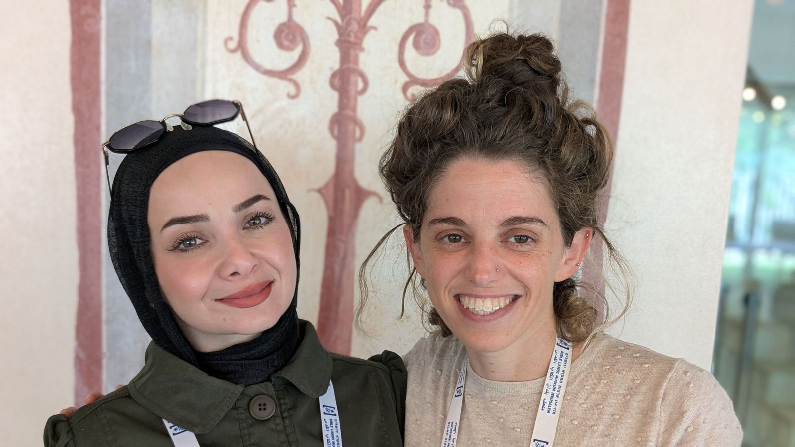 Die palästinensische Projektbetreuerin Yasmeen Zahayka (li.) und ihre jüdische Kollegin Leah Paz.Foto: /Enghusen Die palästinensische Projektbetreuerin Yasmeen Zahayka (li.) und ihre jüdische Kollegin Leah Paz.Foto: /Enghusen