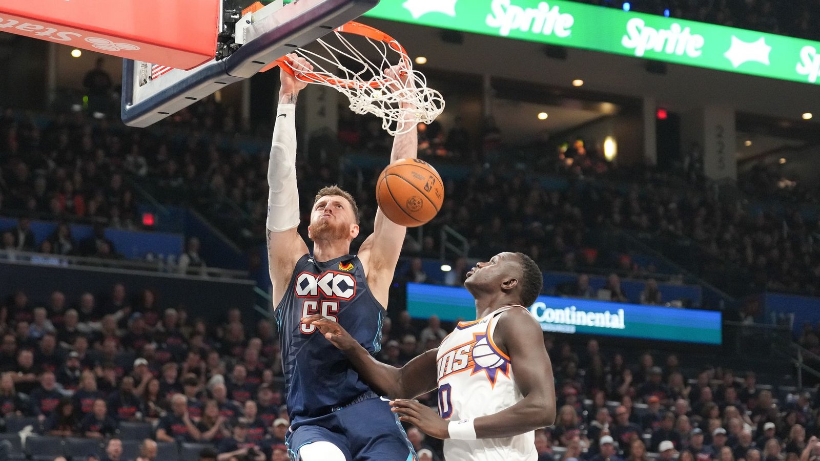 Die Oklahoma City Thunder um Isaiah Hartenstein (l) sind weiter auf Kurs.Foto: Kyle Phillips/AP/dpa