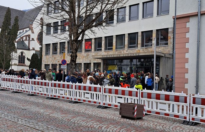 Schüler in Schönau stellen sich gegen einen Bauzaun vor ihrer Schule, sie fühlen sich eingepfercht.<span class='image-autor'>Foto: Bürgerinitiative „Stadtraum statt Gränzzaun“/Isaac Hailperin</span>