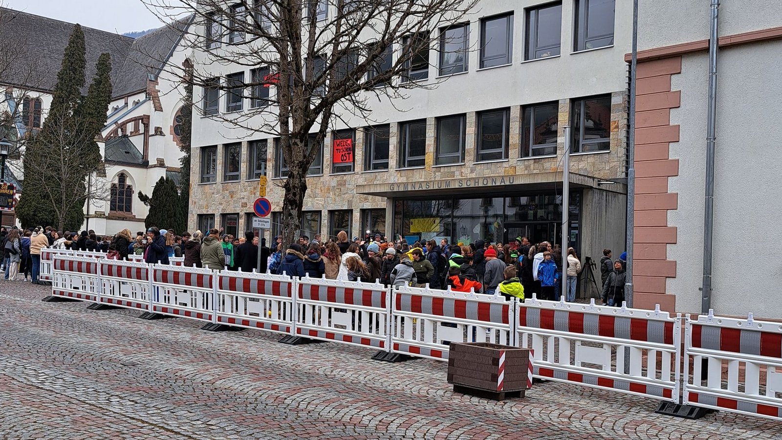 Schüler in Schönau stellen sich gegen einen Bauzaun vor ihrer Schule, sie fühlen sich eingepfercht.Foto: Bürgerinitiative „Stadtraum statt Gränzzaun“/Isaac Hailperin Schüler in Schönau stellen sich gegen einen Bauzaun vor ihrer Schule, sie fühlen sich eingepfercht.Foto: Bürgerinitiative „Stadtraum statt Gränzzaun“/Isaac Hailperin