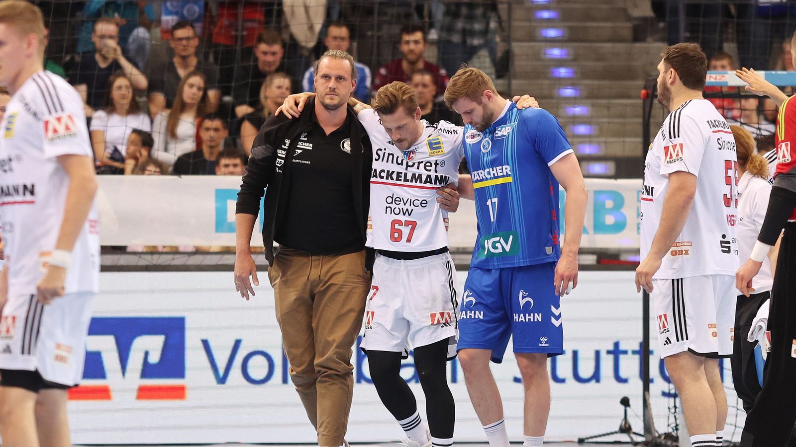Hampus Olsson muss  nach 13 Minuten mit einer Knieverletzung vom FeldFoto: Pressefoto Baumann