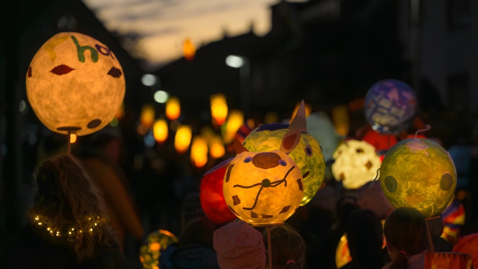 Die selbstgebastelten Laternen gehören zum Martinstag dazu.Foto: mpix foto / shutterstock.com