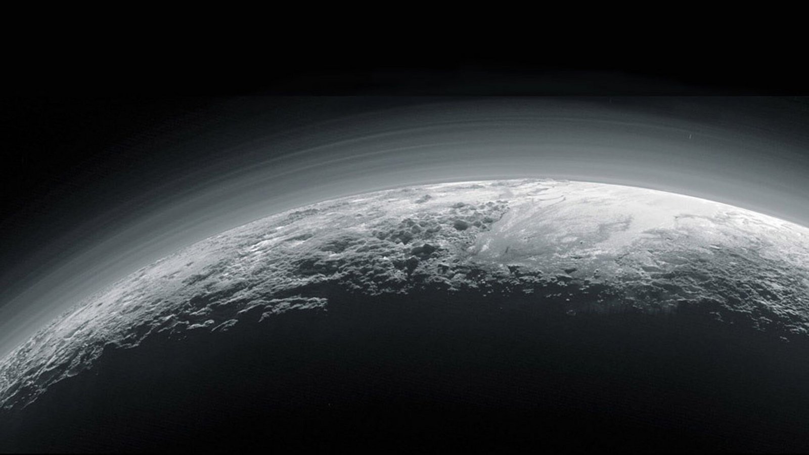 Der Zwergplanet Pluto hat eine verblüffend nebelige, geschichtete Atmosphäre. Woraus der Dunst besteht, haben nun Daten des James-Webb-Teleskops gezeigt.Foto: © Nasa/JHUAPL/SwRI Der Zwergplanet Pluto hat eine verblüffend nebelige, geschichtete Atmosphäre. Woraus der Dunst besteht, haben nun Daten des James-Webb-Teleskops gezeigt.Foto: © Nasa/JHUAPL/SwRI