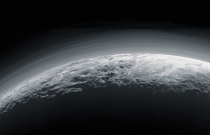 Der Zwergplanet Pluto hat eine verblüffend nebelige, geschichtete Atmosphäre. Woraus der Dunst besteht, haben nun Daten des James-Webb-Teleskops gezeigt.<span class='image-autor'>Foto: © Nasa/JHUAPL/SwRI</span>