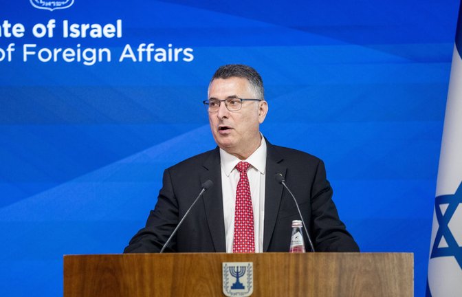Israels Außenminister Gideon Saar hat die Kritik an neuen israelischen Siedlungen im besetzten Westjordanland scharf zurückgewiesen (Archivfoto).<span class='image-autor'>Foto: IMAGO/Ritzau Scanpix/IMAGO/Ida Marie Odgaard</span>