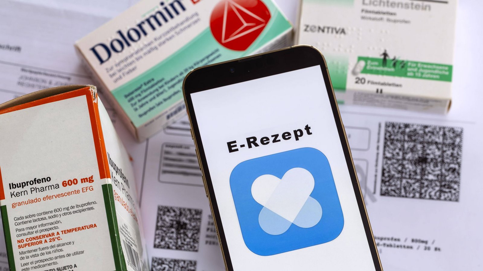 Arzneimittel auf Arzt-Rezept können per E-Rezept mittels gleichnamiger Handy-App in der Apotheke gekauft werden.Foto: IMAGO/MiS/IMAGO/Bernd Feil/M.i.S. Arzneimittel auf Arzt-Rezept können per E-Rezept mittels gleichnamiger Handy-App in der Apotheke gekauft werden.Foto: IMAGO/MiS/IMAGO/Bernd Feil/M.i.S.
